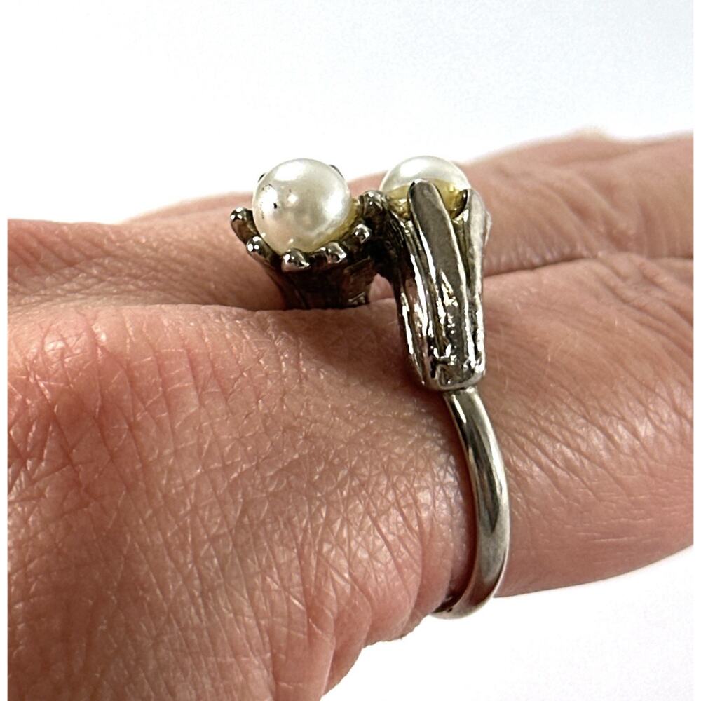 Vintage Vogue Signed Pearl Bypass Ring Size 7 Silver Tone Leaf Wrap Faux Pearl - Picture 8 of 9